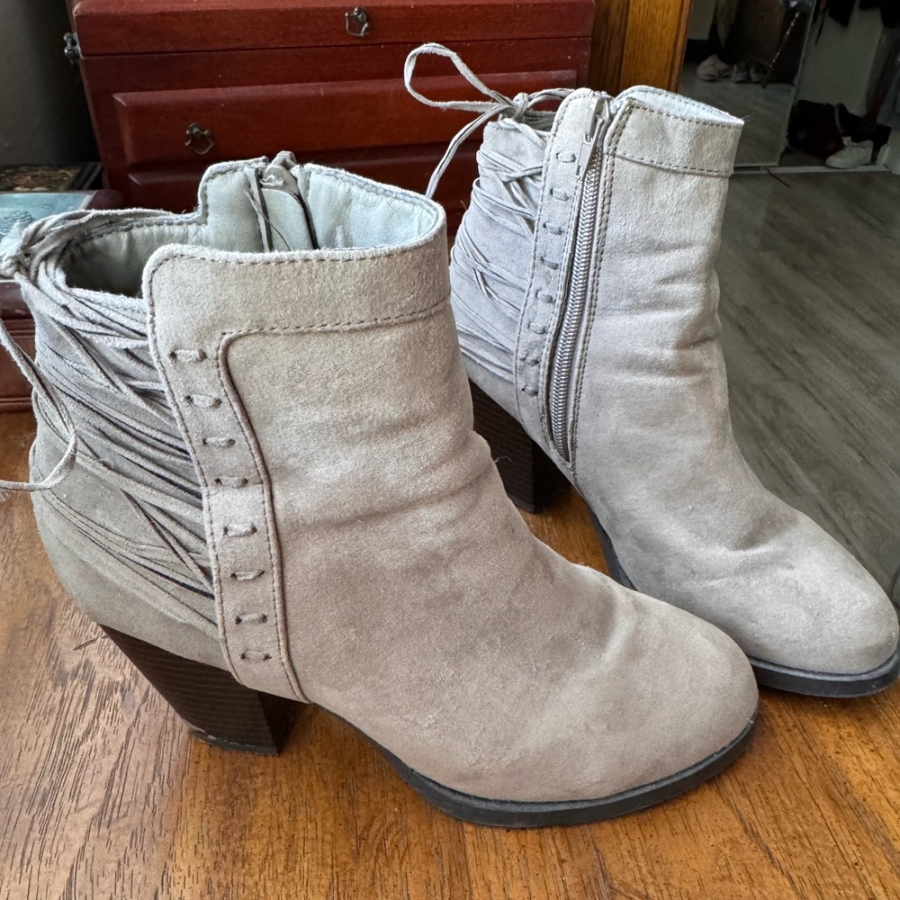 Shoe Dazzle Yolinda Grey Ankle Boot